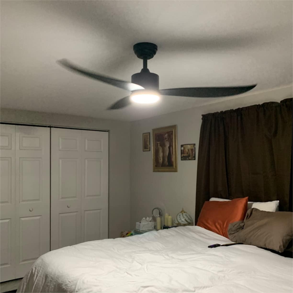 Luz de ventilador de techo de plástico negro.