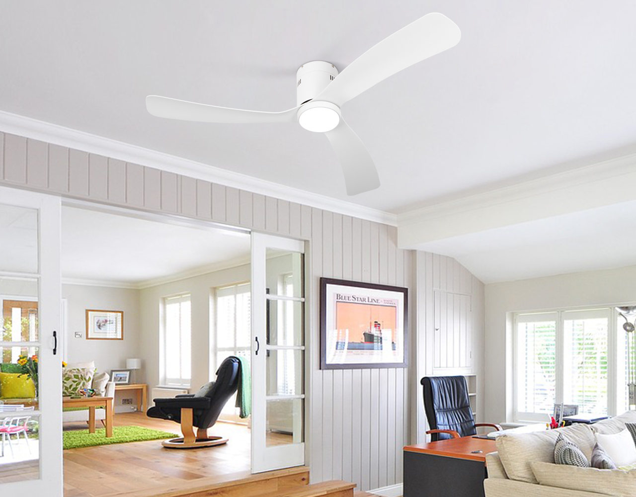 Escena de uso de la sala de estar con luz de ventilador de techo blanca