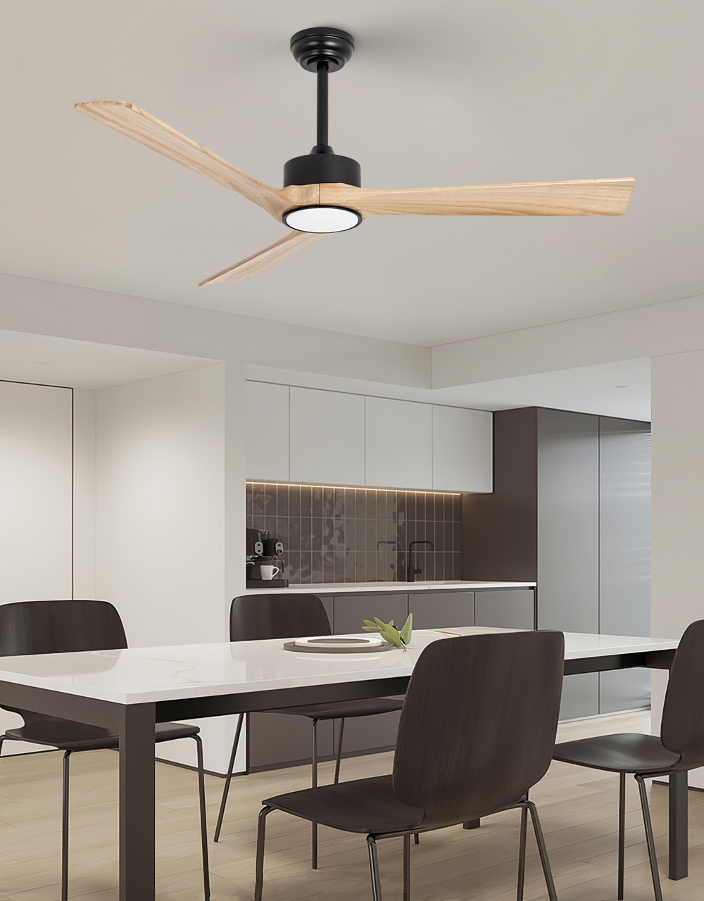 Escena de uso del comedor con luz de ventilador de techo de madera